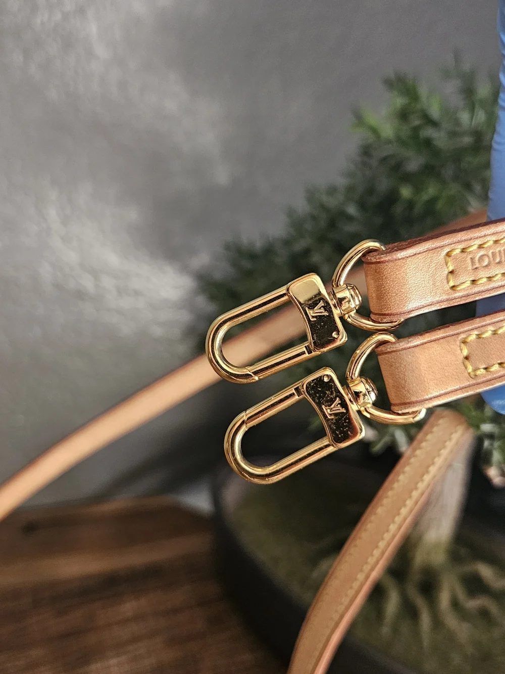 Authentic Louis Vuitton Vacheta Leather Crossbody Strap Very Good Condition 48" - Picture 5 of 10